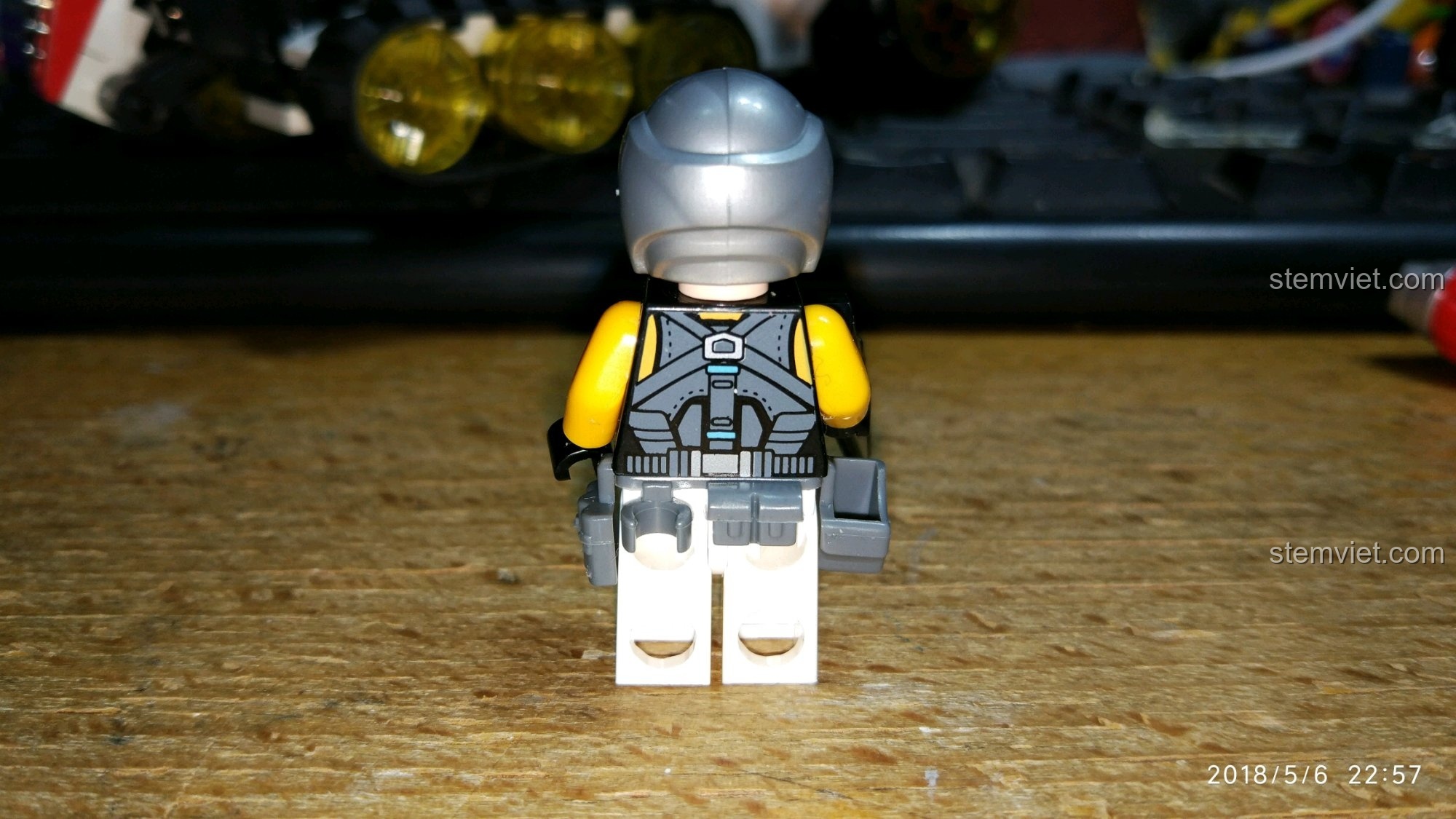 Mặt sau của minifigure lính phe Đồng Minh QMAN cho thấy chi tiết in trên lưng và đai lưng chiến thuật.