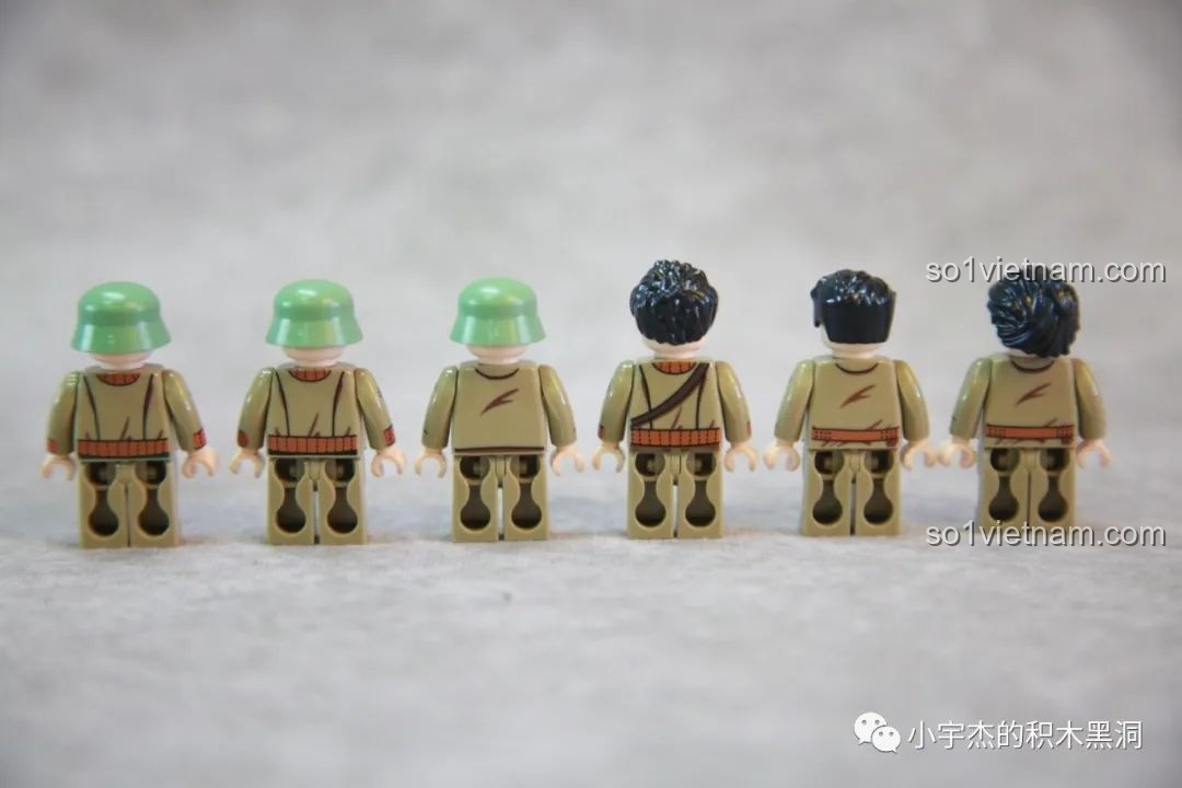 Mặt sau của các minifigure lính tăng Mỹ với các chi tiết in đơn giản.