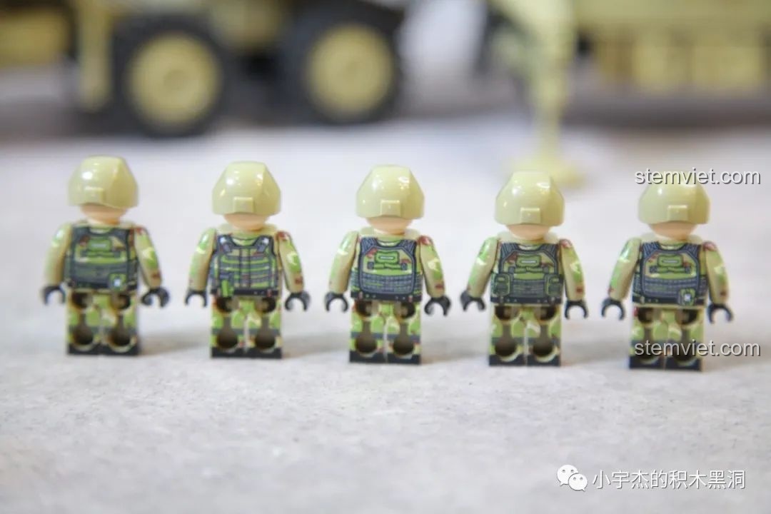 Mặt sau của năm minifigure lính, thể hiện chi tiết in ấn chất lượng cao của Panlos Brick.