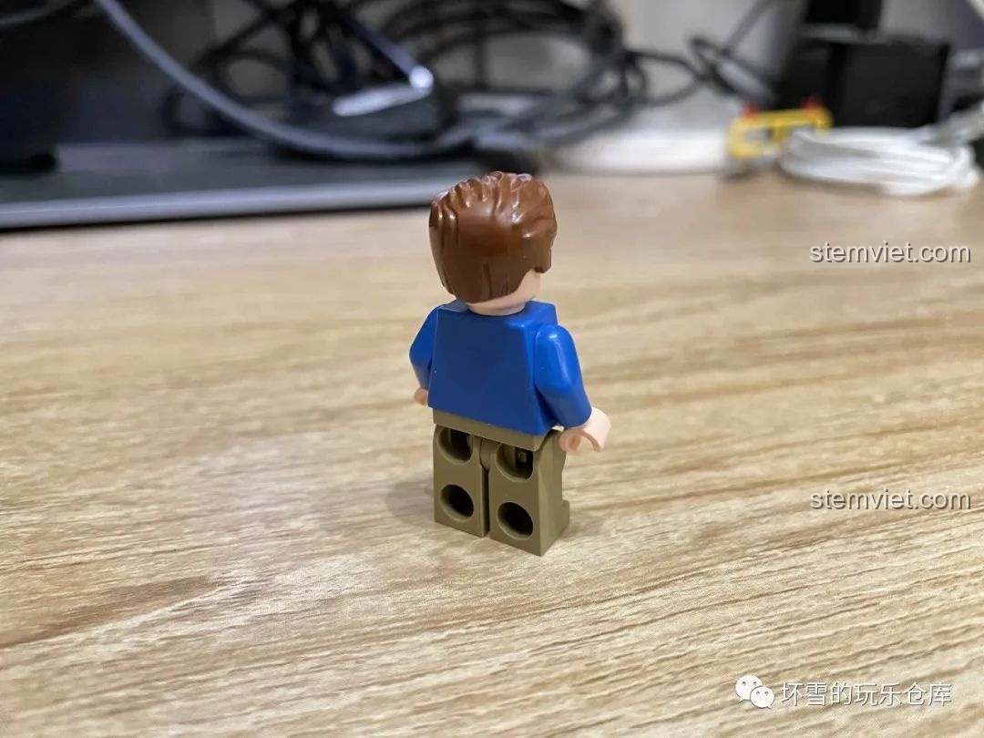 Mặt sau của minifigure chỉ huy Mã Khắc trong bộ lắp ráp Xe Chỉ Huy Cứu Hỏa Fire Rescue QMAN 2807.