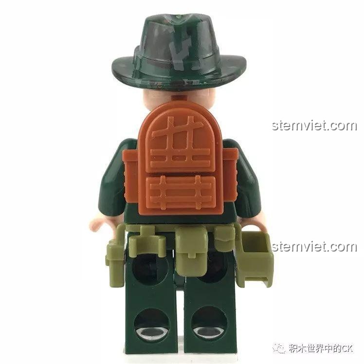Mặt sau của minifigure nam trong bộ LELE 36029, cho thấy chi tiết ba lô và các túi phụ kiện quân sự.