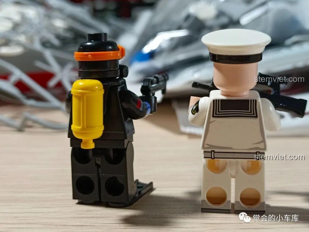 Mặt sau của minifigure người nhái và thủy thủ, cho thấy bình dưỡng khí màu vàng và các chi tiết in sau lưng của bộ đồ hải quân.