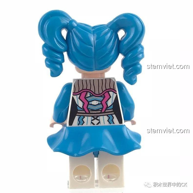 Mặt sau của minifigure Nhân vật Nước bí ẩn với các họa tiết được in sắc nét trên lưng áo.