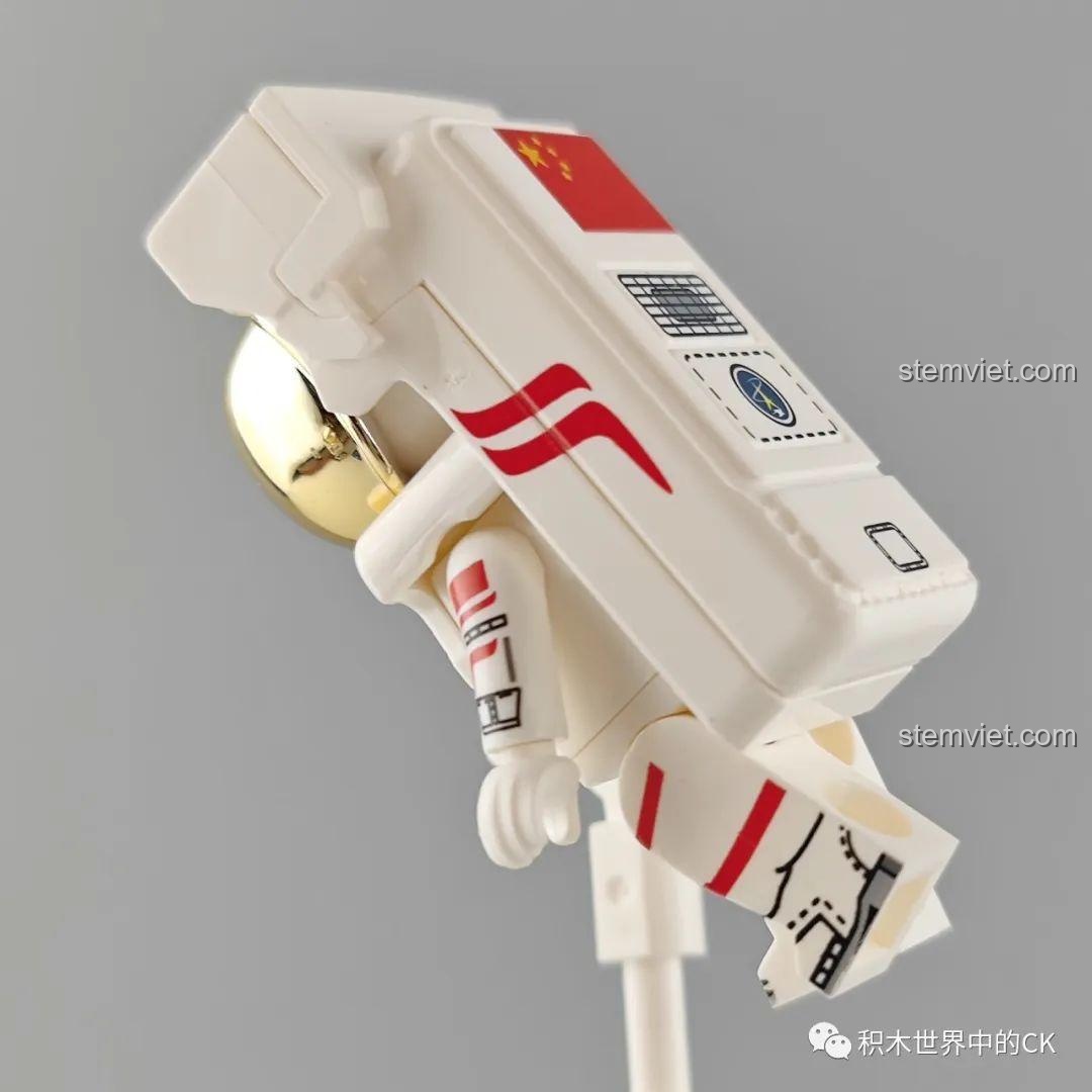 Mặt sau của minifigure phi hành gia Keeppley K10210 với các chi tiết in trên ba lô dưỡng khí.