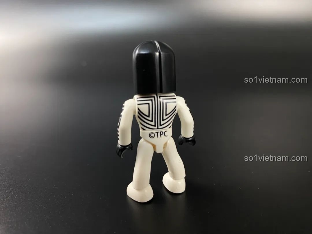 Mặt sau của minifigure Dada, cho thấy các chi tiết in và logo bản quyền TPC.