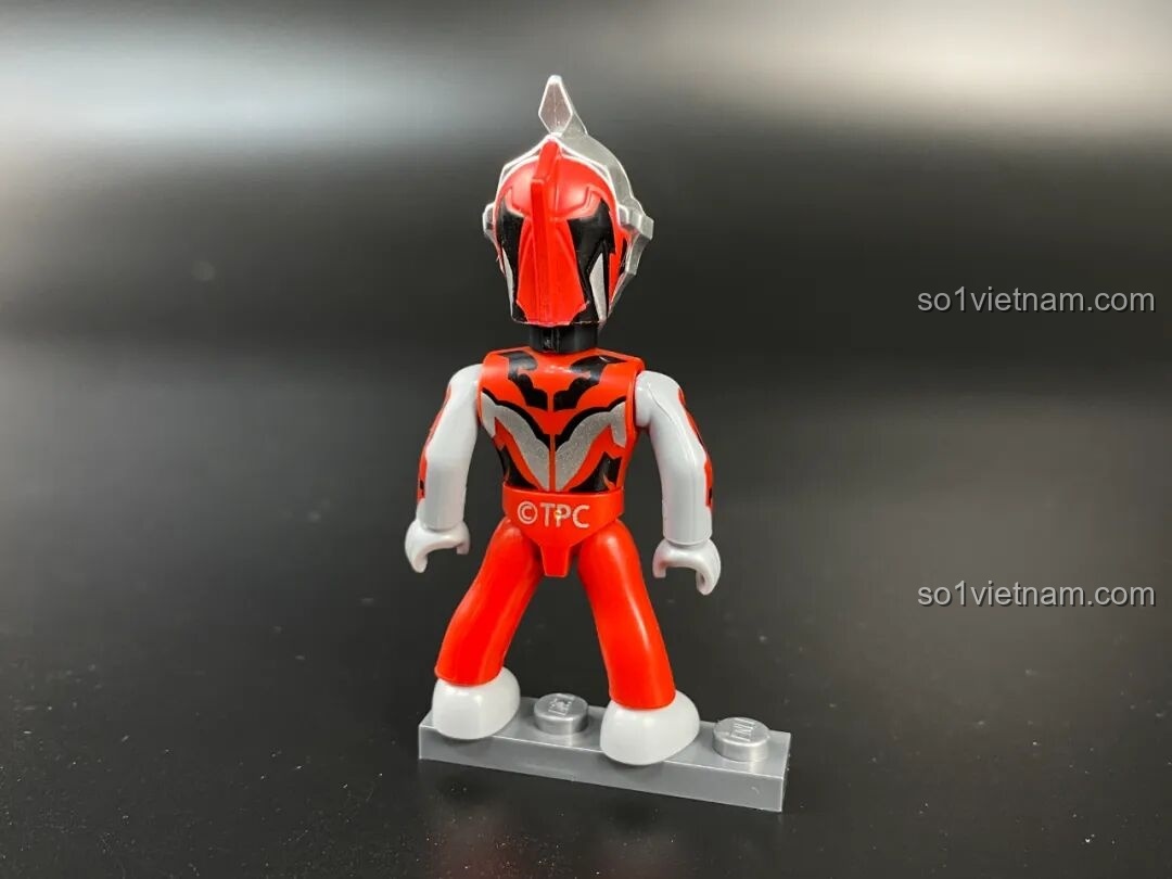 Mặt sau của minifigure Ultraman Geed Primitive, cho thấy các chi tiết in và logo bản quyền TPC.