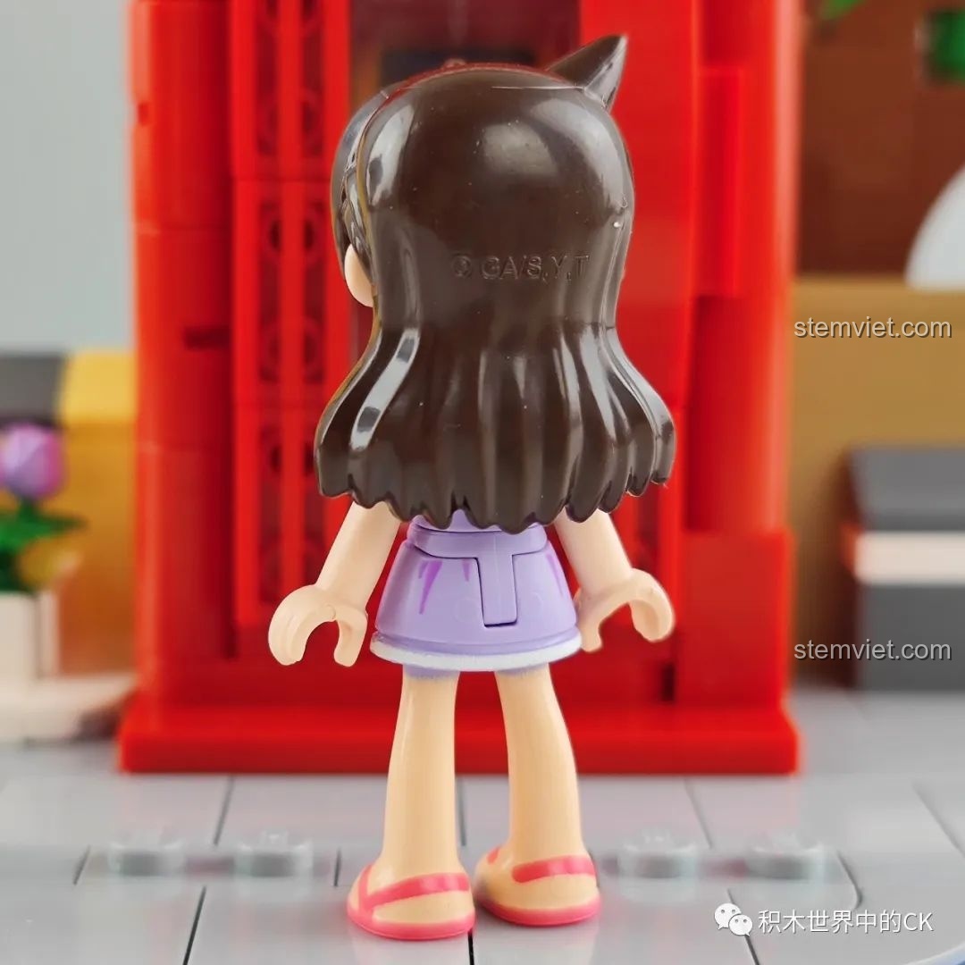 Mặt sau của minifigure Ran Mouri, nổi bật với mái tóc đặc trưng.