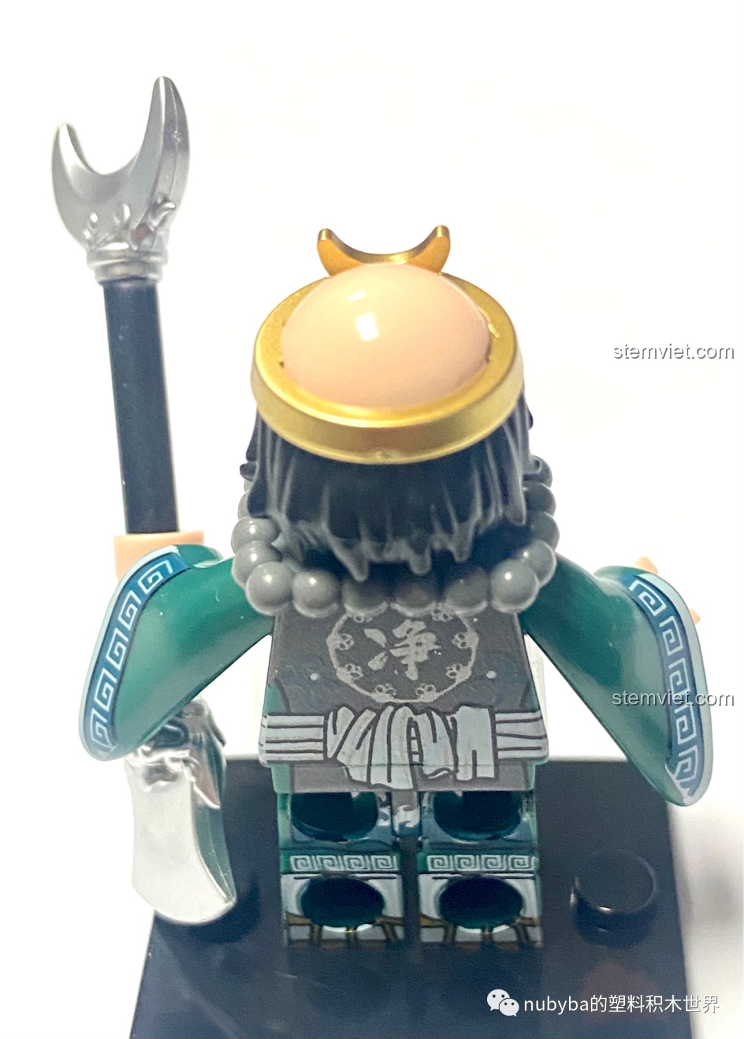 Góc nhìn từ phía sau của minifigure Sa Tăng, nổi bật với họa tiết chữ 'Thiền' được in trên lưng áo một cách tinh tế.