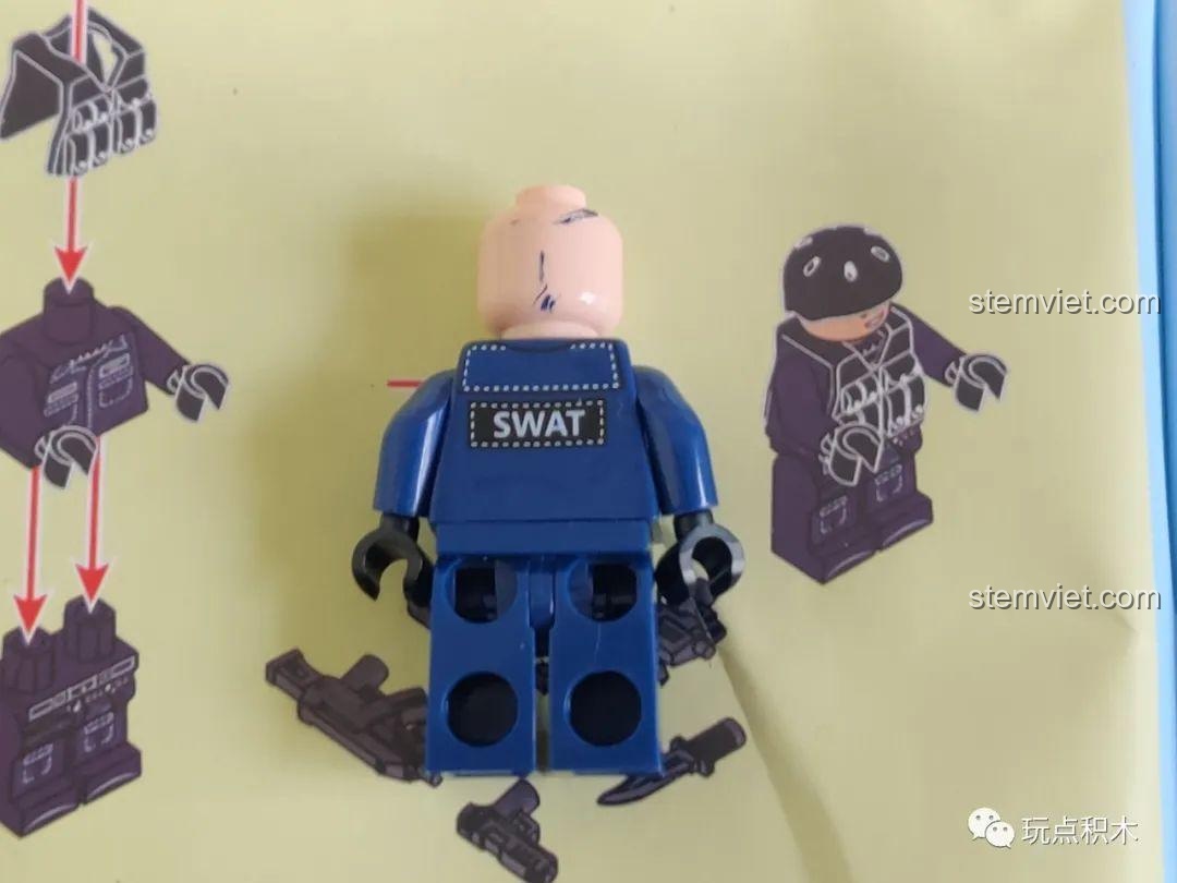 Mặt sau của minifigure SWAT trong bộ Tàu Cảnh Sát Đặc Nhiệm SEMBO 102467 có in logo SWAT rõ nét.