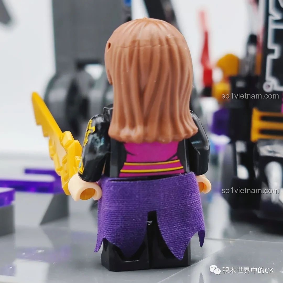 Mặt sau của minifigure Takahashi Yumiko, chi tiết tóc và áo choàng được thể hiện rõ nét, tăng tính chân thực cho nhân vật.