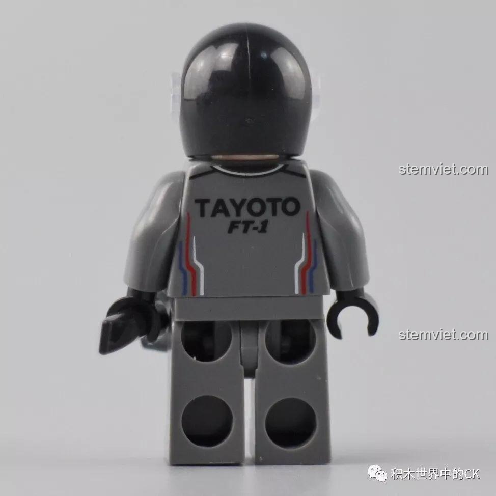 Mặt sau của minifigure tay đua SEMBO 607031 với logo TAYOTO, một chi tiết chơi chữ thú vị.