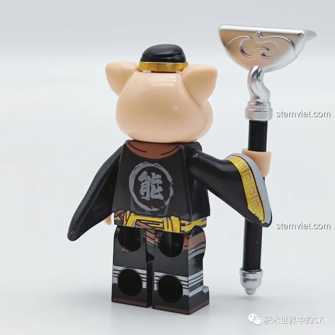 Mặt sau của minifigure Trư Bát Giới với chữ 'Năng' được in sắc nét trên lưng áo.