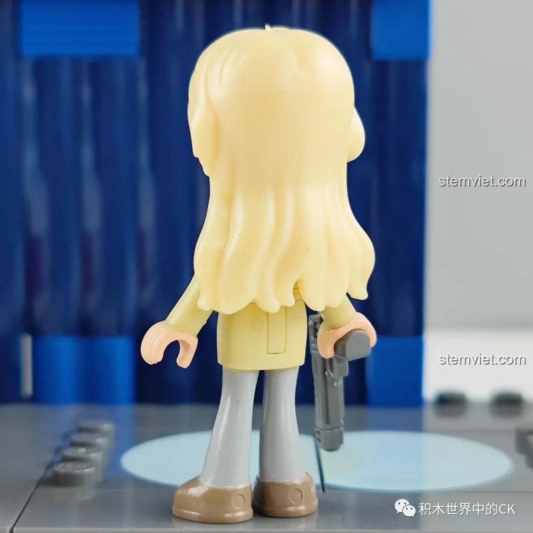 Mặt sau của minifigure Vermouth trong bộ K20708.