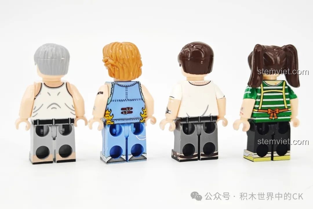 Mặt sau của 4 minifigures chủ cửa hàng trong bộ Wekki 516954, thể hiện sự chăm chút trong thiết kế.