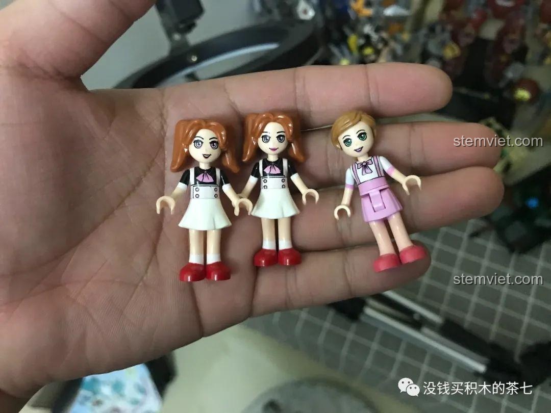 Mặt sau của ba minifigure nữ cuối cùng, cho thấy có chi tiết in ở lưng.