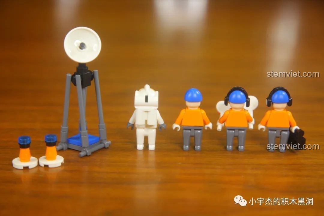 Mặt sau của bốn minifigures trong bộ GUDI 10803, cho thấy không có chi tiết in.