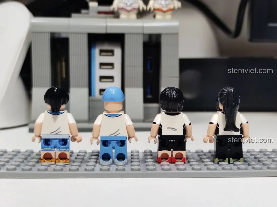 Mặt sau của bốn minifigure học sinh trong bộ Wekki 516954, cho thấy chi tiết in ấn chất lượng cao.