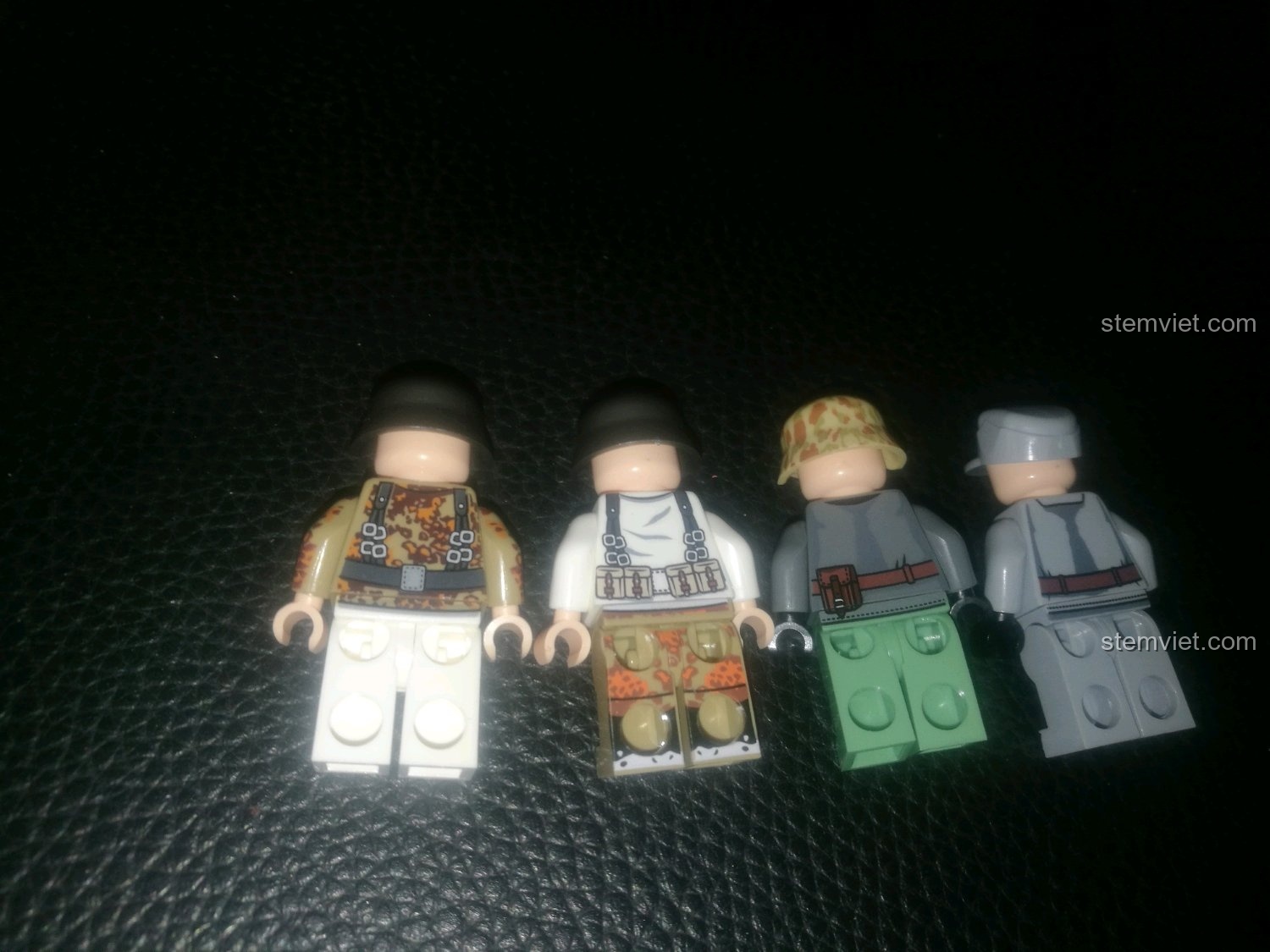 Mặt sau của các minifigures lính Đức trong bộ SEMBO 101341, thể hiện chất lượng in ấn cao.