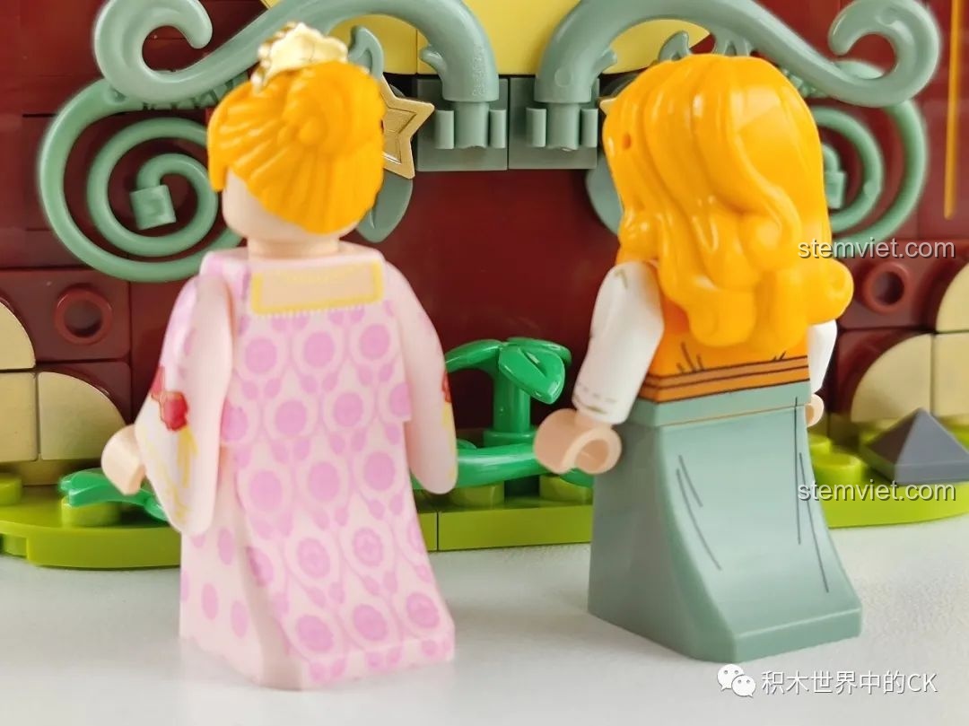 Mặt sau của hai minifigures Lọ Lem trong bộ xếp hình Wekki 506174 Sách Truyện Cổ Tích Lọ Lem.