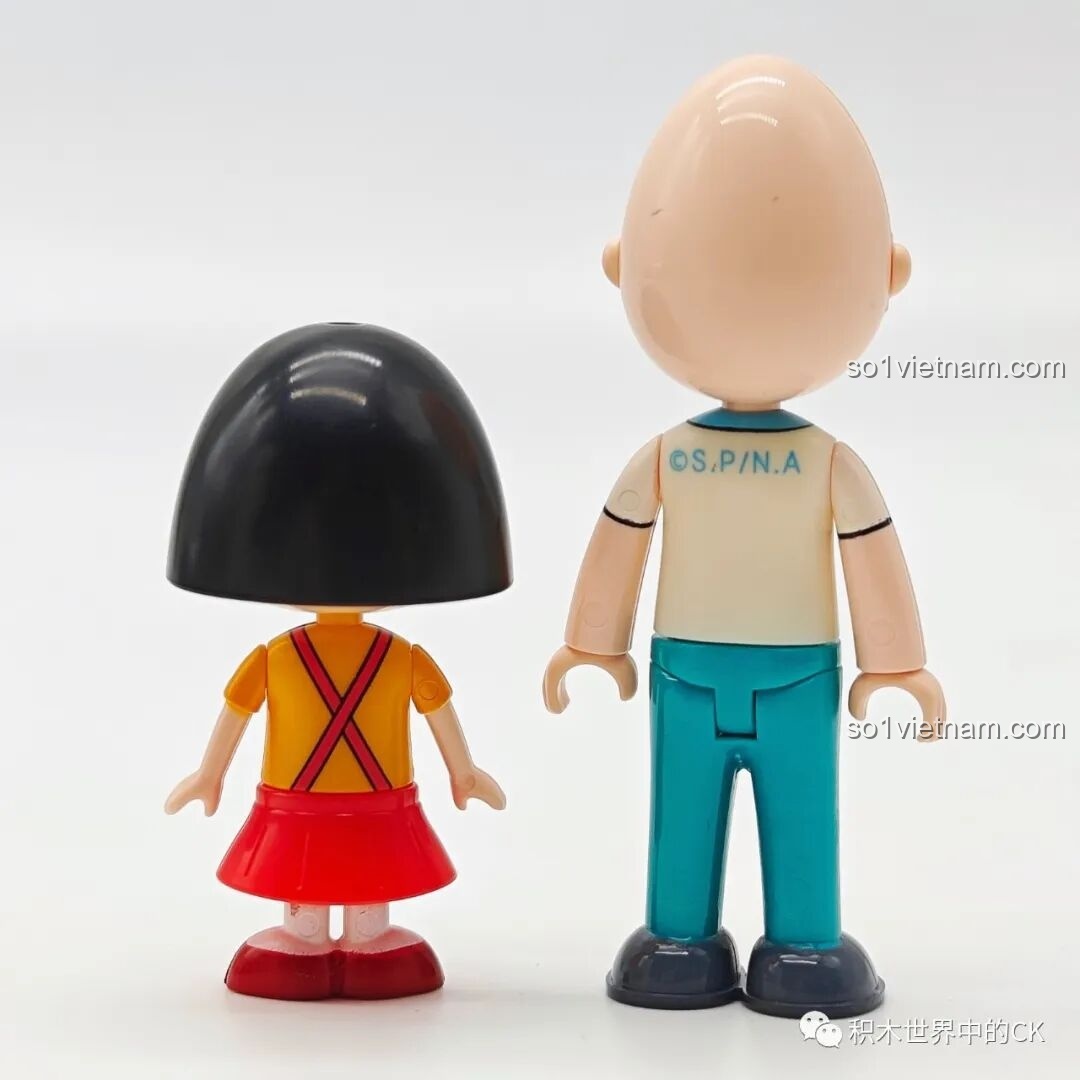Mặt sau của minifigures Maruko và ông nội Tomozo, cho thấy chi tiết in trên áo của hai nhân vật.