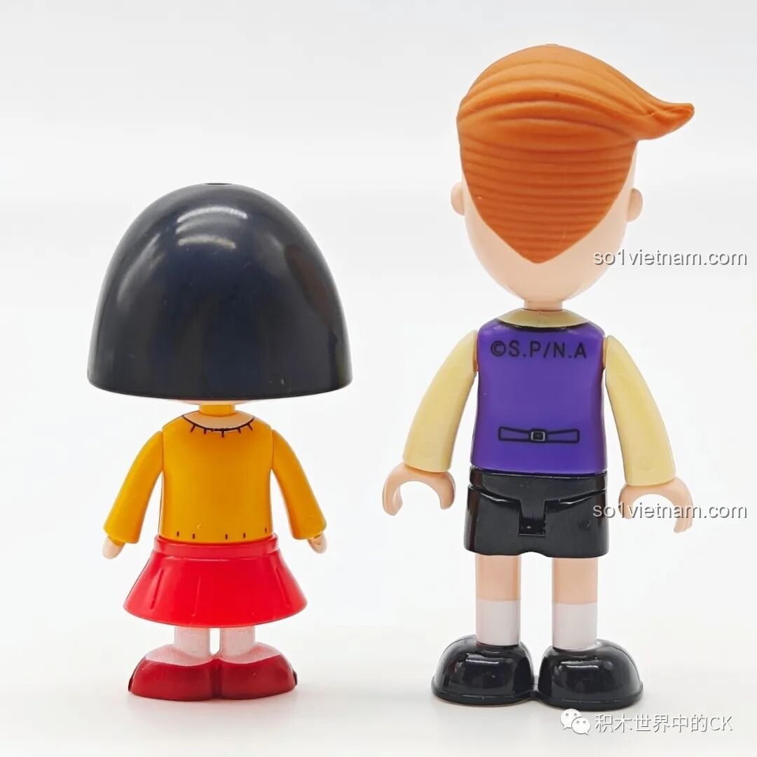 Mặt sau của hai minifigures trong bộ Tiệm Tạp Hóa Maruko, cho thấy chi tiết in trên trang phục.