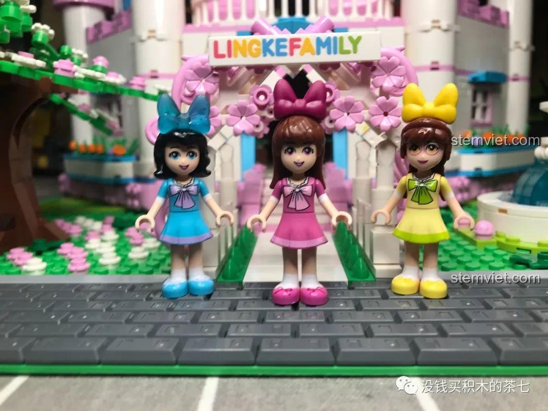 Mặt sau của ba minifigure nữ, cho thấy không có chi tiết in ở lưng.