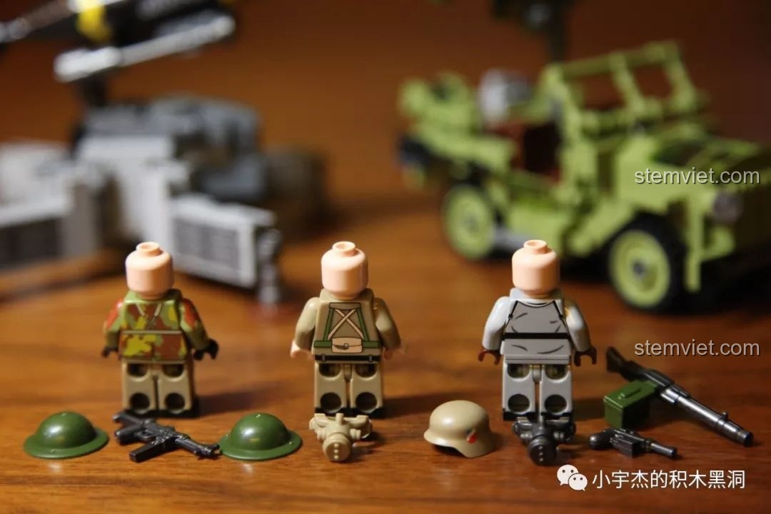 Mặt sau của ba minifigures lính trong bộ Panlos 631004D, cho thấy chi tiết in sắc nét.