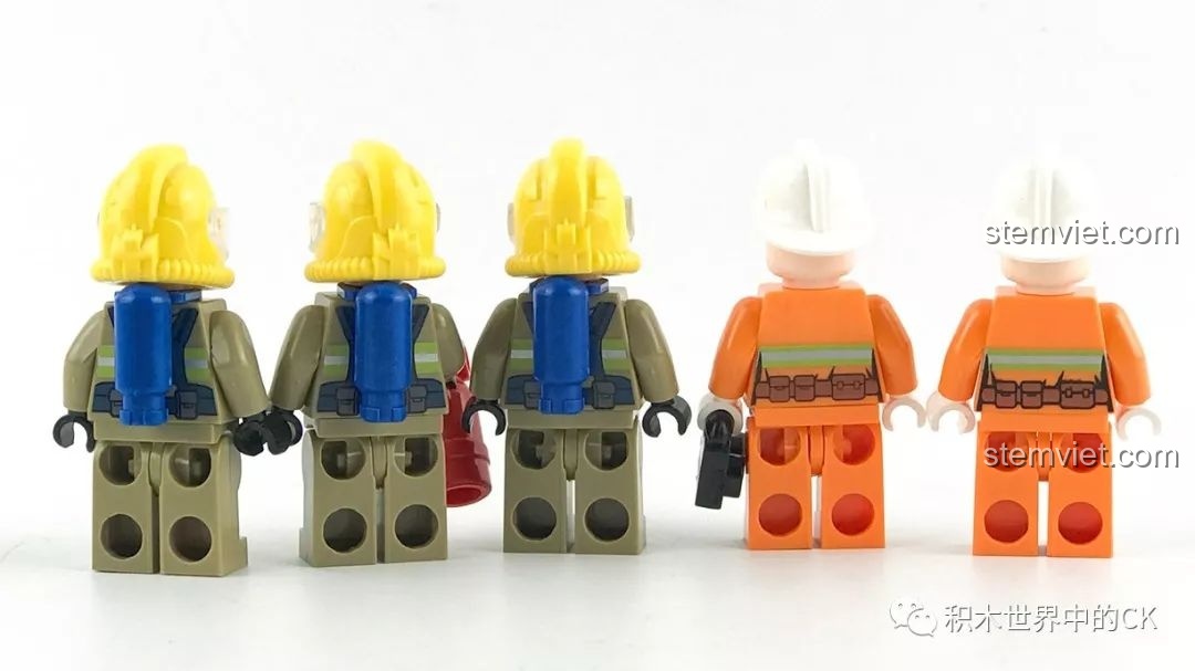 Mặt sau của 5 minifigures trong bộ QMAN 2809, cho thấy chi tiết bình dưỡng khí màu xanh trên lưng lính cứu hỏa.