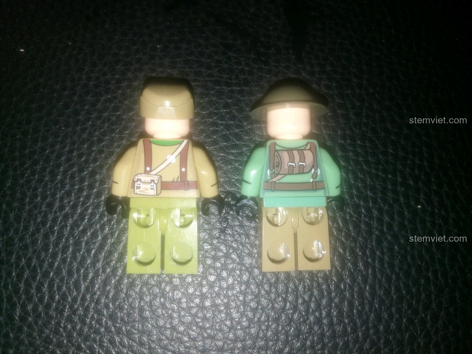 Mặt sau của các minifigures trong bộ SEMBO 101269, cho thấy chi tiết in sắc sảo và phụ kiện đi kèm.