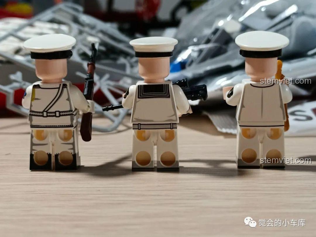 Mặt sau của 3 minifigures trong bộ Tàu khu trục lớp Lữ Dương III SEMBO, cho thấy các chi tiết in vẫn được duy trì ở mặt sau.