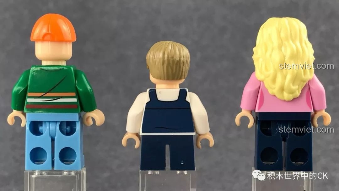 Mặt sau của ba minifigures trong bộ lắp ghép Mô hình cửa hàng 7-Eleven cho con gái trên 6 tuổi, thể hiện chi tiết in ấn.