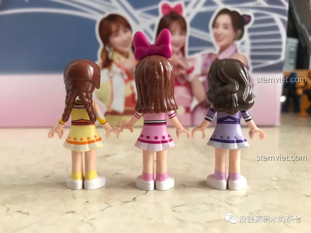 Mặt sau của ba minifigures SEMBO 604002 với tạo hình tóc chi tiết.