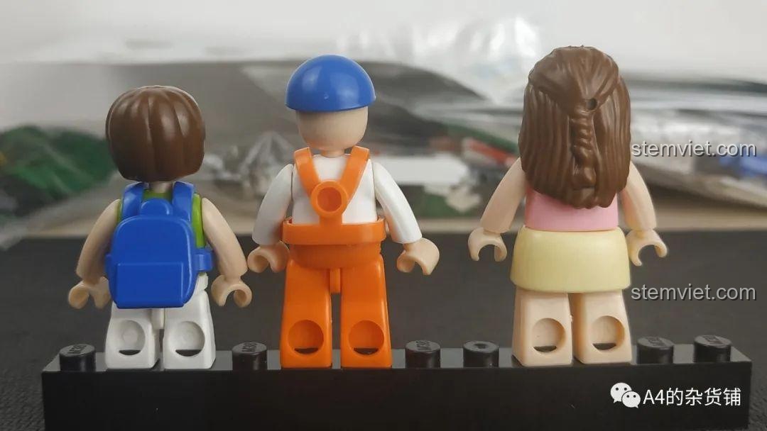 Mặt sau của ba nhân vật minifigures trong bộ đồ chơi lắp ráp Xe Chở Rác Đô Thị M38-B0780.