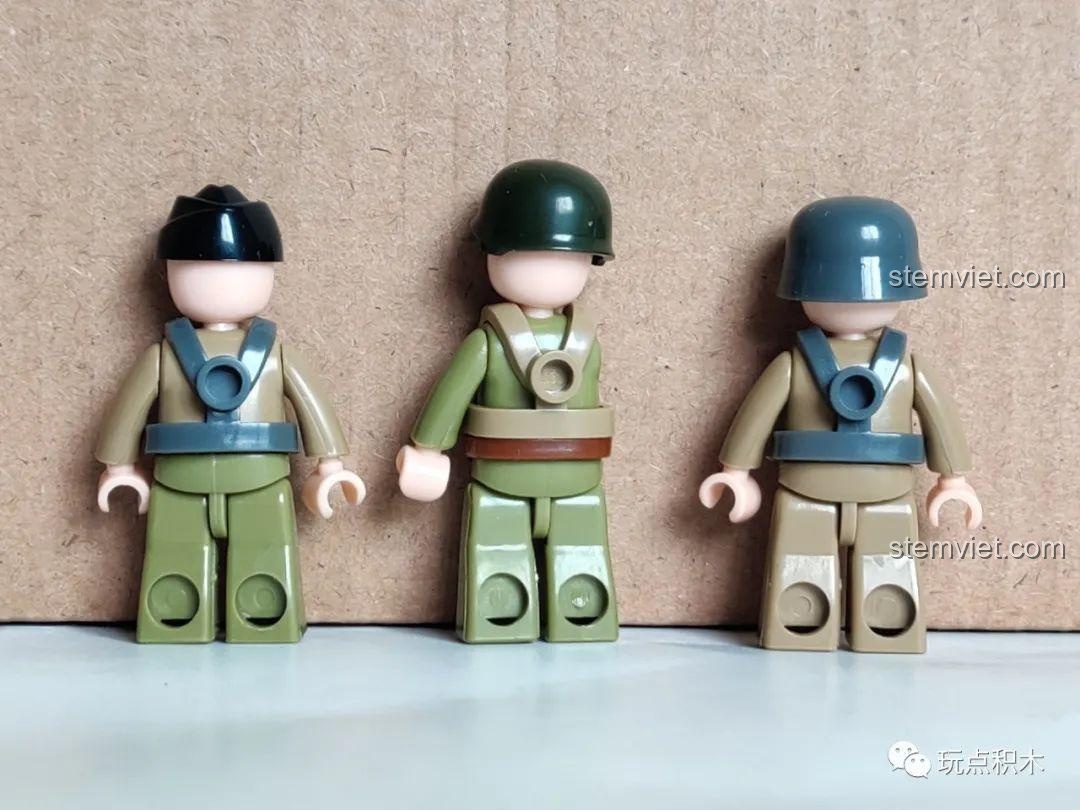 Mặt sau của 3 minifigures lính Đức, thể hiện chi tiết trang bị trong bộ Sluban M38-B0858.