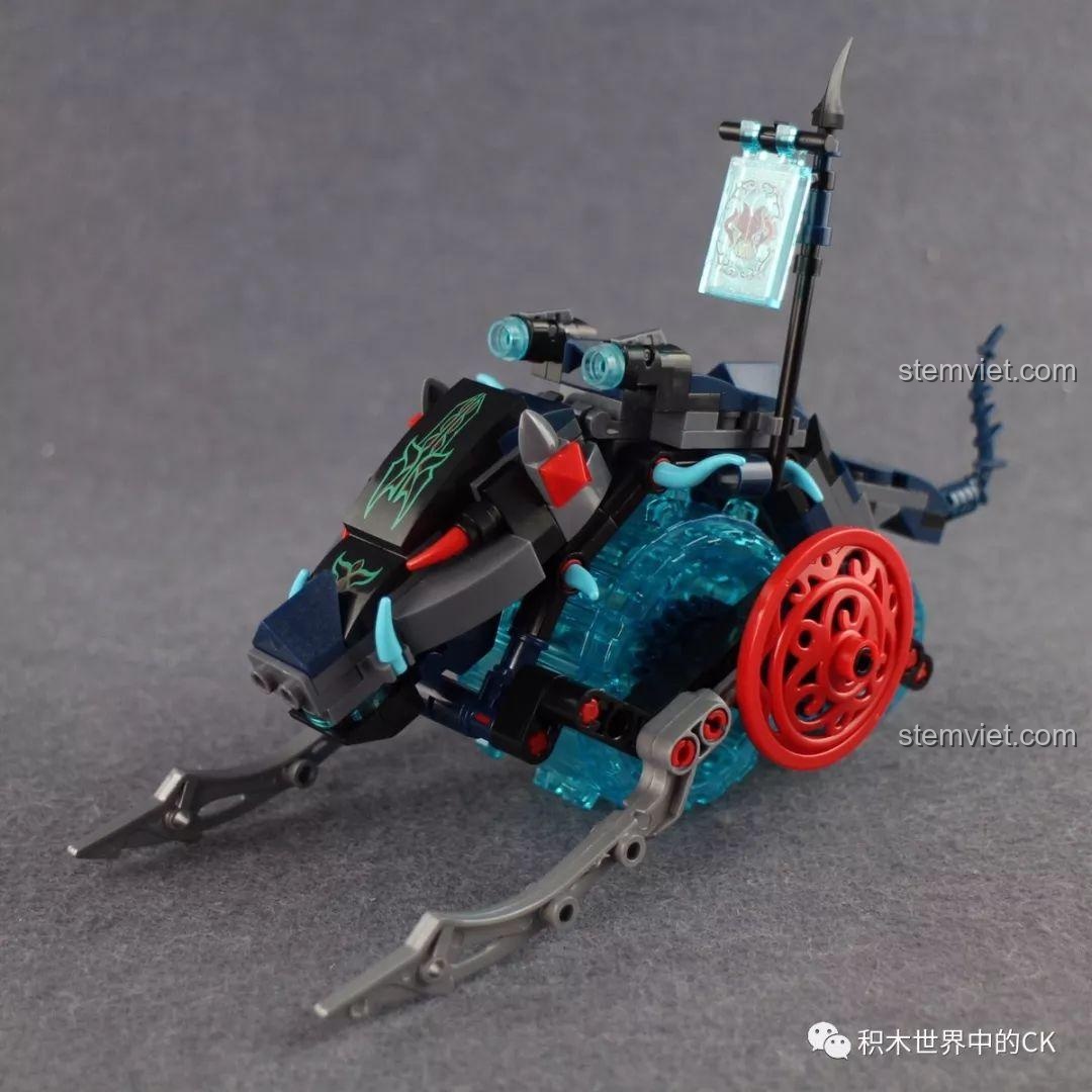 Mặt sau của 3 minifigures trong bộ Winner 5047, cho thấy chi tiết in trên lưng và áo choàng của Hỗn Thế Ma Vương.