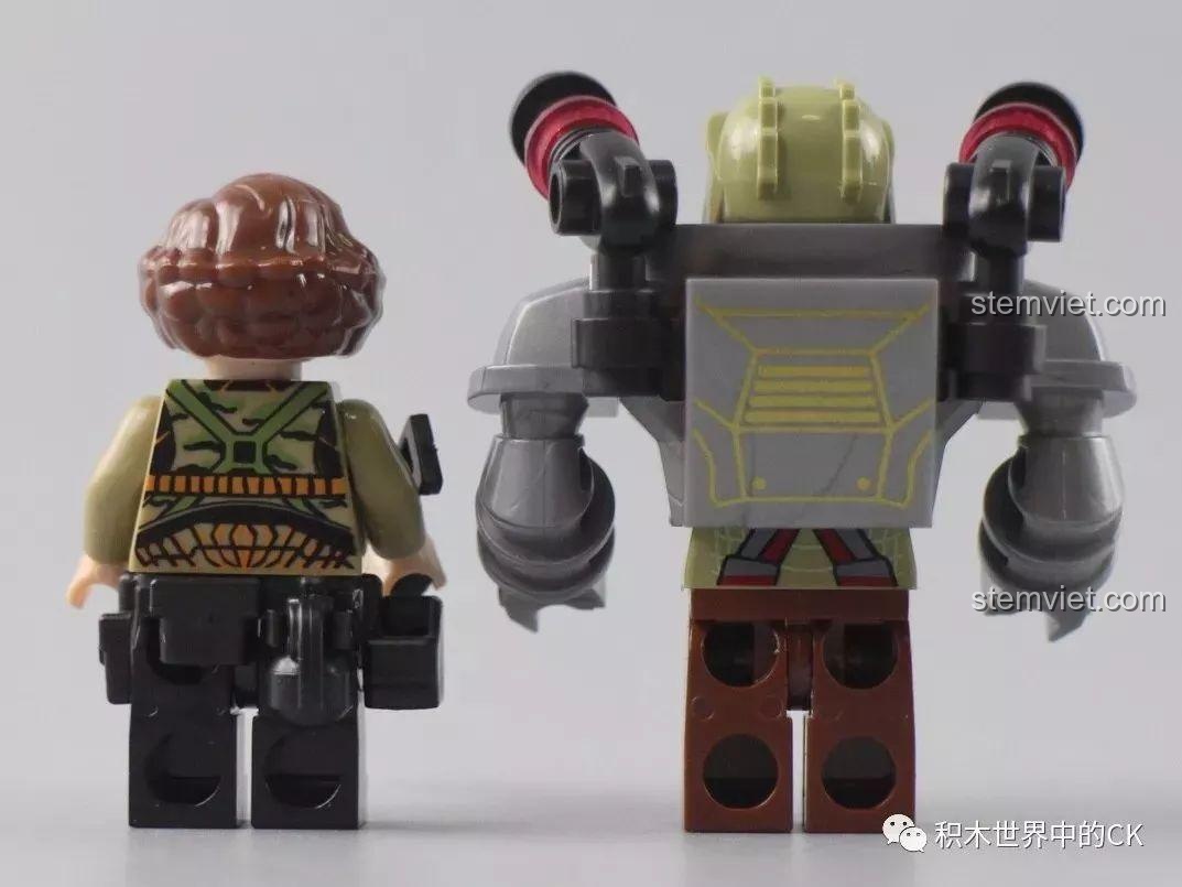 Mặt sau của minifigures Chiến binh loài người và Chỉ huy cá sấu với các chi tiết in sắc nét.