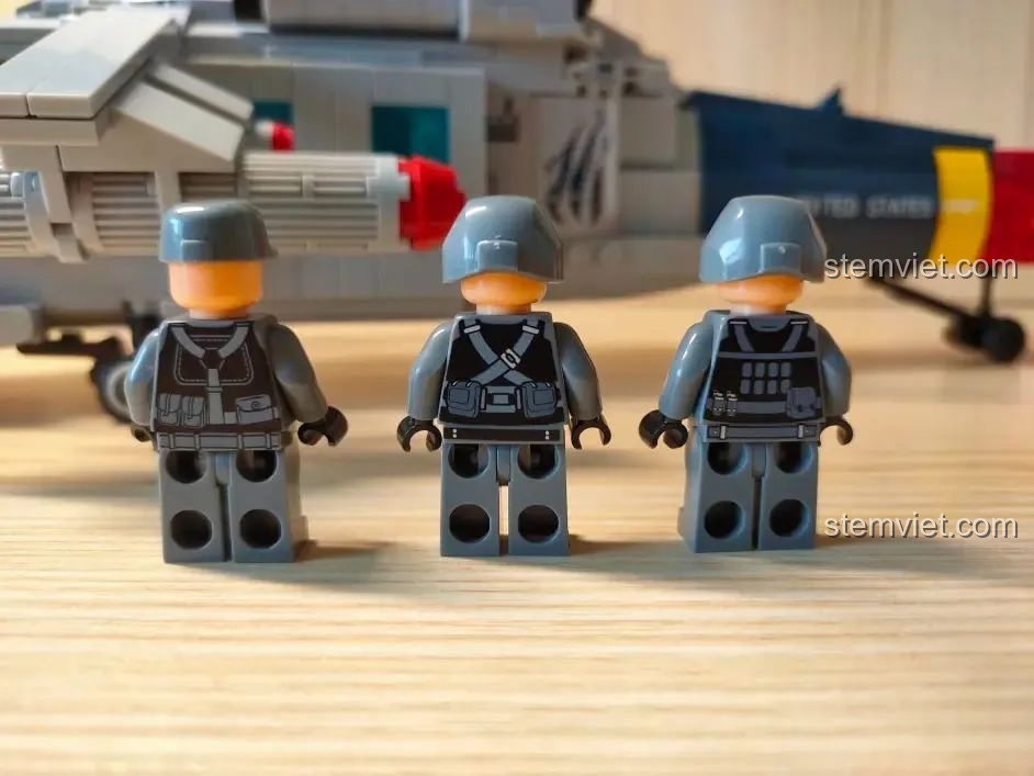 Mặt sau của 3 minifigures trong bộ WOMA C0897, cho thấy chi tiết in sắc nét trên lưng và chân.