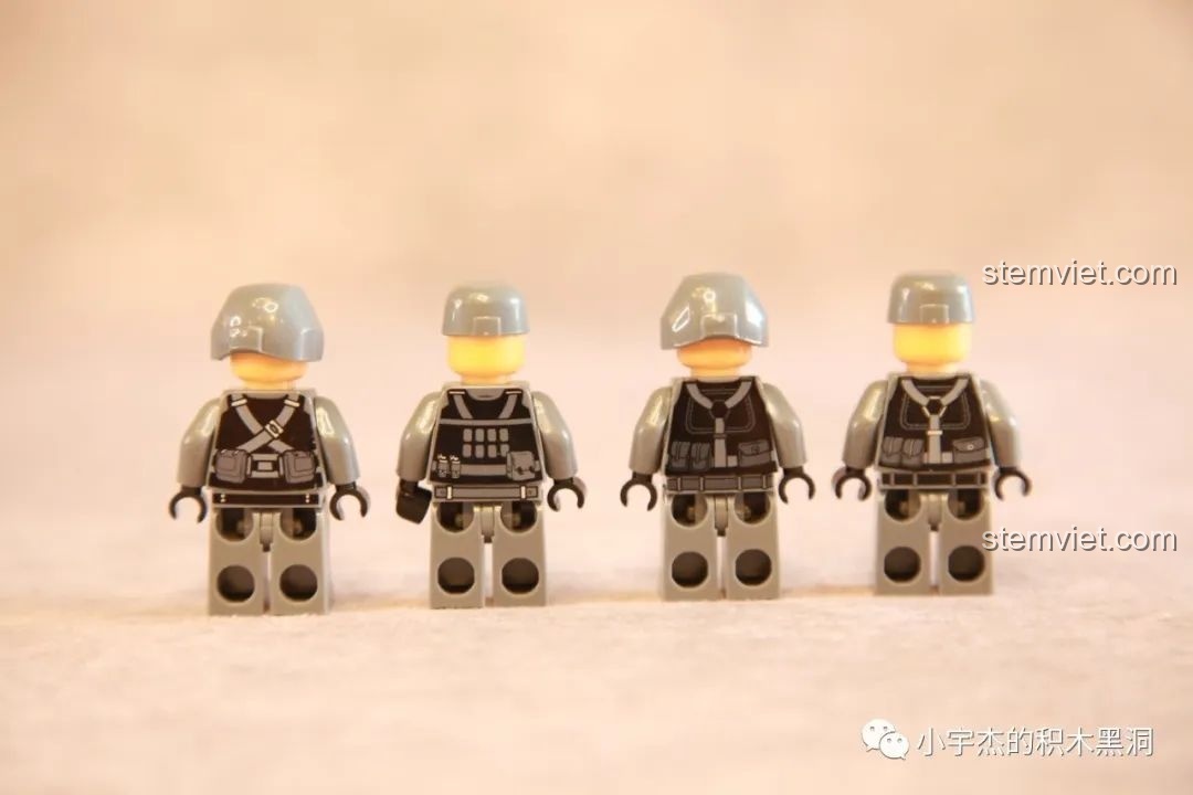Mặt sau của 4 minifigures lính thủy đánh bộ, cho thấy chi tiết in trên lưng áo giáp trong bộ lắp ráp C0898.