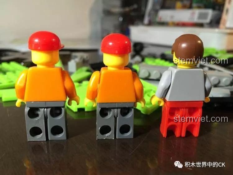 Mặt sau của các minifigures cho thấy các chi tiết về khuôn đúc và chất lượng nhựa của bộ đồ chơi Xe buýt du lịch KAZI.