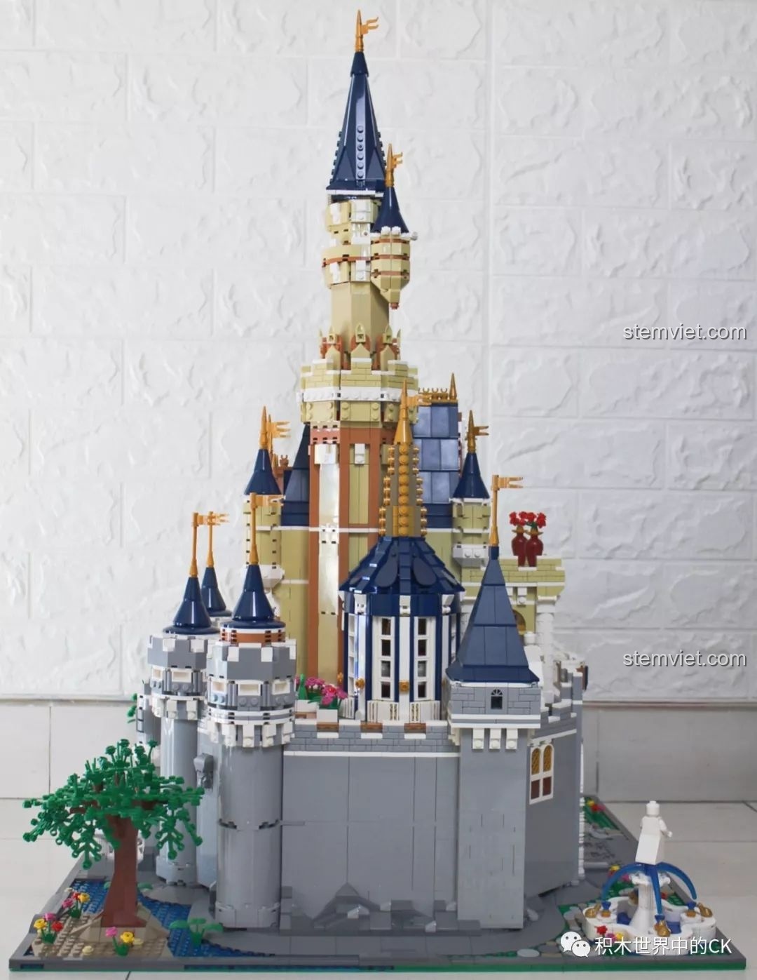 Mặt sau được thiết kế mở của bộ lắp ráp Tòa lâu đài nguy nga, lộ ra không gian nội thất chi tiết.