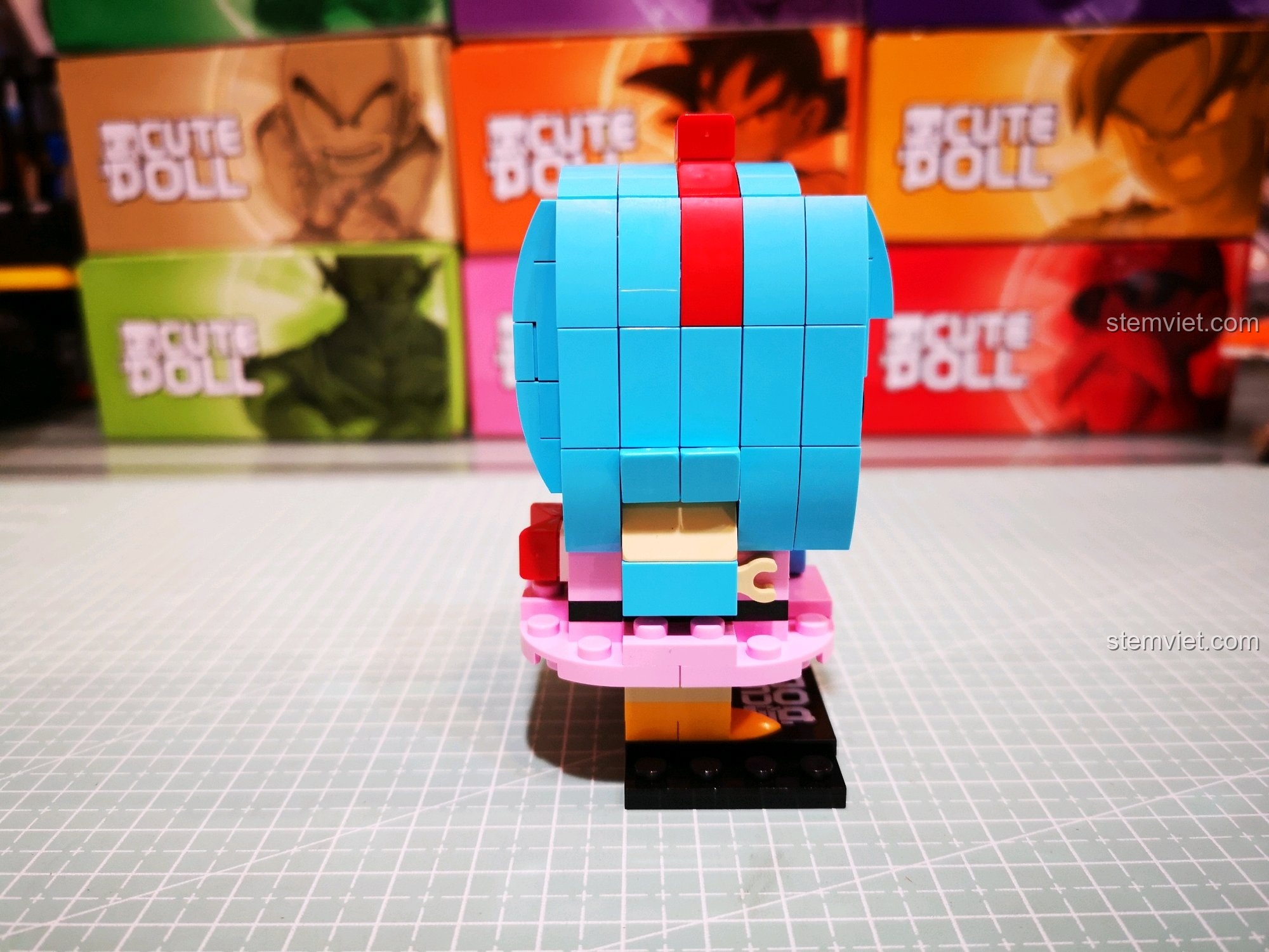 Mặt sau của mô hình Bulma hoàn thiện, cho thấy thiết kế chỉn chu của bộ xếp hình 6826 hợp túi tiền.