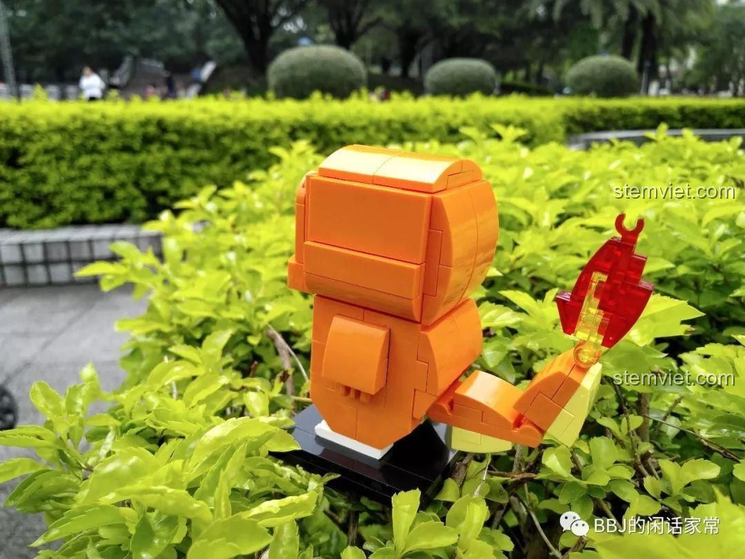 Nhìn từ phía sau, mô hình Charmander khoe trọn phần lưng và chiếc đuôi với ngọn lửa đặc trưng.