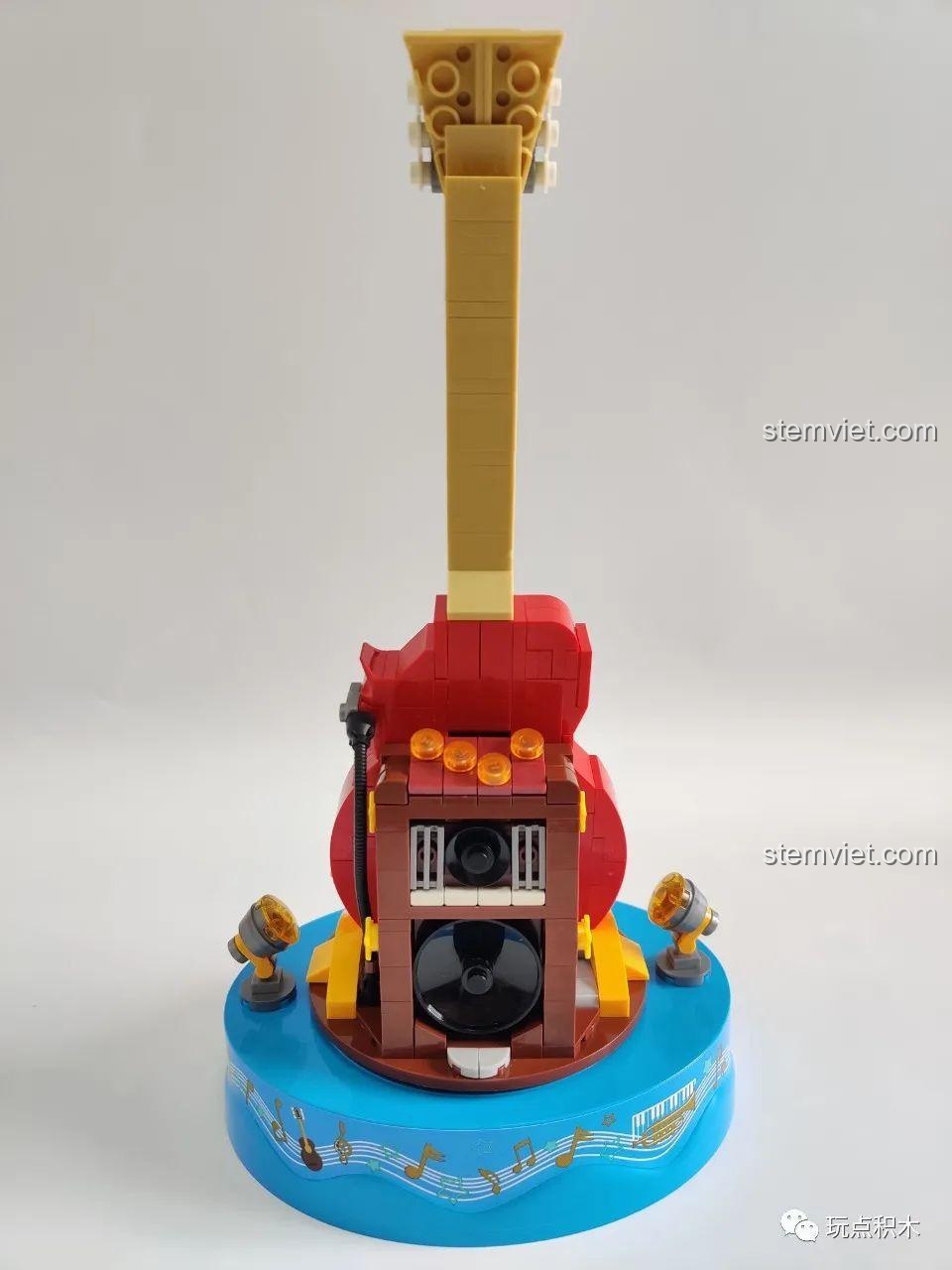 Mặt sau của mô hình guitar điện WOMA C0365, hé lộ chi tiết dàn loa và keyboard được giấu bên trong.