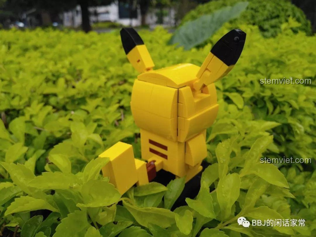Mặt sau của mô hình Pikachu, nổi bật với chiếc đuôi hình tia chớp và cấu trúc khối vuông vức đặc trưng.