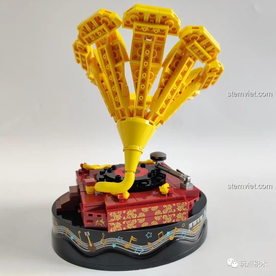 Góc nhìn phía sau của mô hình máy hát đĩa than WOMA C0364, khoe trọn vẻ đẹp của loa kèn và thân máy.