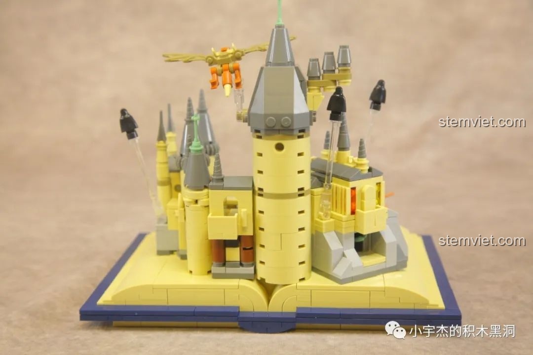 Mặt sau của đồ chơi mô hình Lâu đài ma thuật 13010 xịn giá rẻ với các chi tiết tỉ mỉ.
