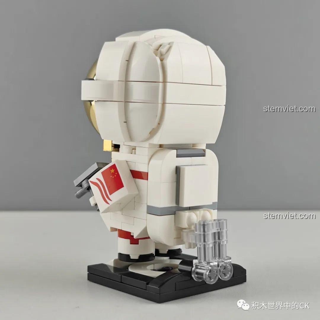 Mặt sau của mô hình phi hành gia Keeppley K10209 cho thấy chi tiết bộ trang bị và ba lô dưỡng khí.