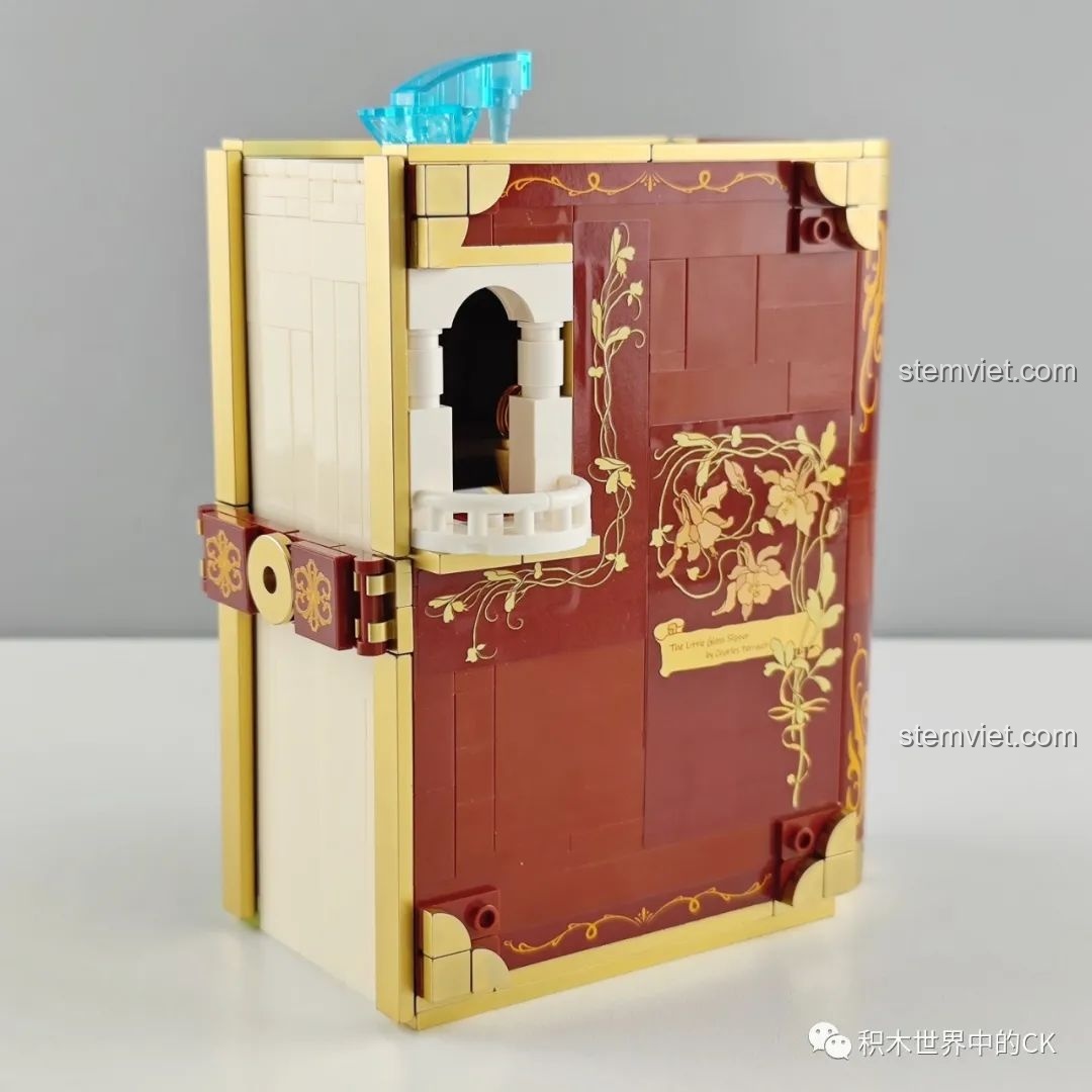 Mặt sau của mô hình sách cổ tích Lọ Lem Wekki 506174, với ban công nhỏ và họa tiết hoa văn vàng.