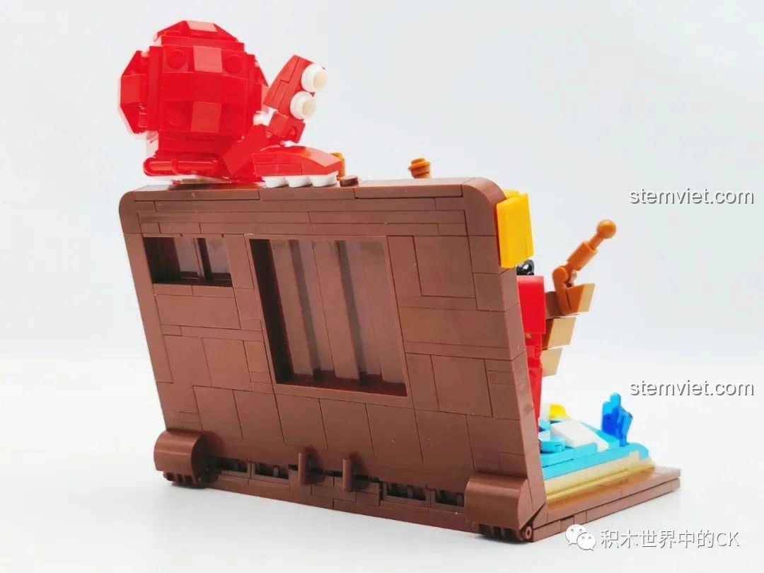 Mặt sau của mô hình sách lắp ráp bạch tuộc thuyền buồm KY7069, thiết kế chắc chắn, liền mạch, không lộ khớp nối, đảm bảo thẩm mỹ.