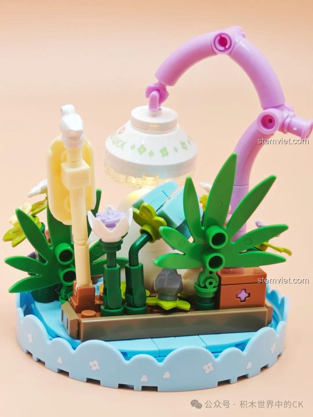 Mặt sau của mô hình SEMBO 612026, cho thấy sự sắp xếp của các chi tiết cây lá và cấu trúc của cột đèn.